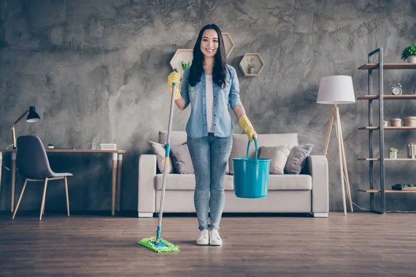 Limpeza conceito de serviço de trabalho. Foto em tamanho completo de positivo confiante menina segurar esfregão balde com água usar luvas amarelas pronto lavar chão em casa dentro de casa — Fotografia de Stock