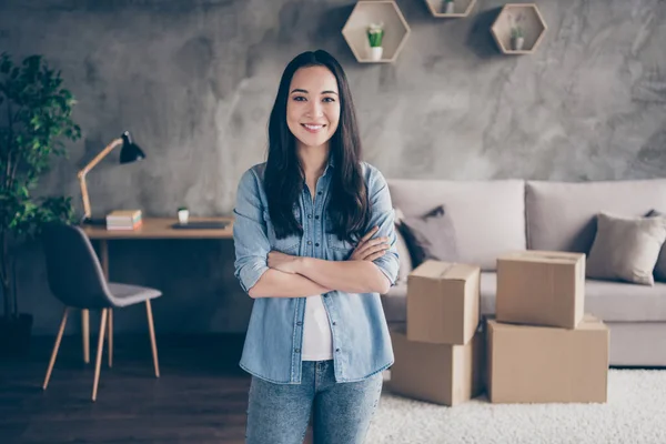 Foto de doméstico fresco bastante asiático señora brazos cruzados de pie auto-confianza nueva oficina edificio habitación lugar reubicación casa trabajo remoto estudio sala de estar interior — Foto de Stock