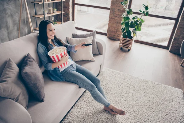 Профиль фото домашней довольно азиатской леди расслабляющий сидеть удобный диван оставаться дома хорошее настроение карантина время есть попкорн переключения телеканала отдыха гостиная в помещении — стоковое фото