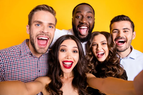 Closeup photo of gorgeous two ladies three guys company students graduation party best friends feldies making selfies positive emotions expression isolated yellow color background — Stock fotografie