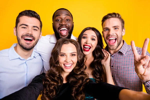 Fechar foto de atraente fantasia senhoras macho caras empresa estudantes festa de formatura melhores amigos amigos fazendo selfies mostrar v-sinal símbolo isolado cor amarela fundo — Fotografia de Stock