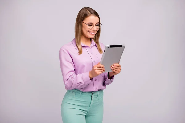 Porträtt av positiva ceo arbetstagare flicka användning tablett klocka workshop seminarium har online kommunikation bära bra utseende kläder isolerade över grå färg bakgrund — Stockfoto