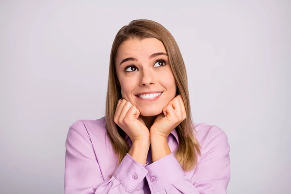 Retrato de inspirado bonito funky menina olhar copyspace pensar pensamentos imaginar o presente que ela vai ter em 8-marcha vestir roupa pastel isolado sobre fundo de cor cinza — Fotografia de Stock