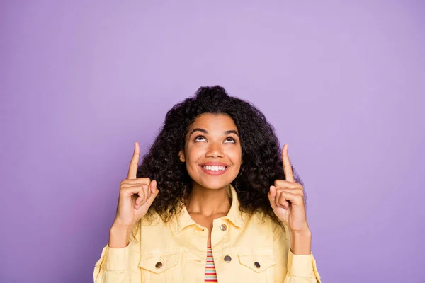 Πορτρέτο των θετικών χαρούμενα afro american κορίτσι προωθητής σημείο δείκτη copyspace προτείνουμε διαφημίσεων promo φορούν casual στυλ στολή απομονώνονται σε βιολετί χρώμα φόντο — Φωτογραφία Αρχείου