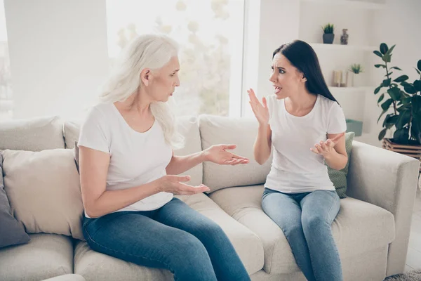 Retrato de dos mujeres frustradas deprimidas atractivas agradables sentadas en diván hablando de problemas de la vida pretensión de crisis en la luz blanca casa interior apartamento en el interior — Foto de Stock