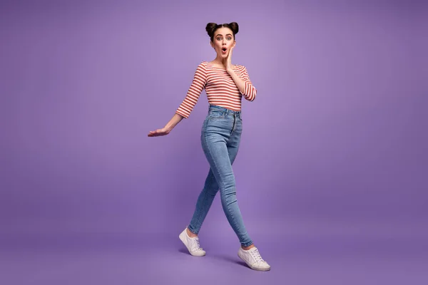 Foto de perfil de cuerpo completo de bastante adolescente dama mano en la mejilla caminar centro comercial negro viernes desgaste blanco rojo casual camisa a rayas jeans zapatos aislados pastel púrpura color fondo —  Fotos de Stock