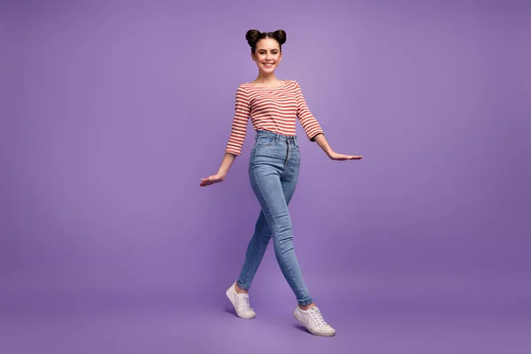 Foto de perfil de comprimento total de bonita senhora adolescente dois pães de bom humor descer rua desgaste branco vermelho casual camisa listrada jeans sapatos isolado roxo cor pastel fundo — Fotografia de Stock