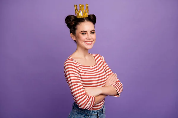 Foto de estudiantes bastante señora elección baile reina partido brazos cruzados persona confiable desgaste corona de oro blanco rojo casual rayas camisa jeans aislado pastel púrpura color fondo —  Fotos de Stock