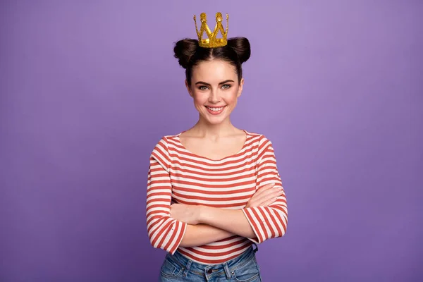 Foto de la señora bonita estudiantes elección baile reina partido brazos cruzados brag persona desgaste oro corona blanco rojo casual rayas camisa jeans aislado pastel púrpura color fondo —  Fotos de Stock