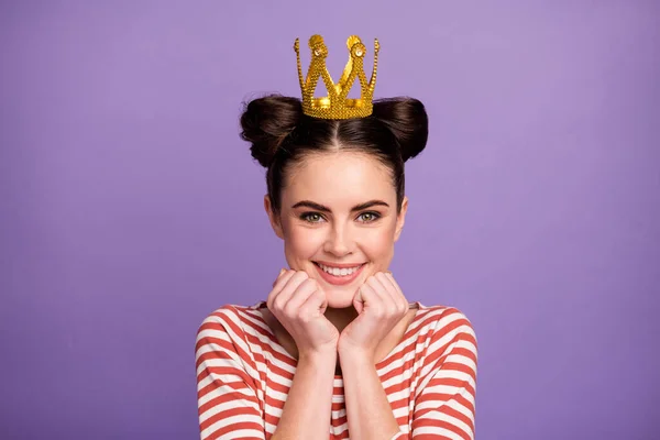 Foto de primer plano de la hermosa dama estudiantes reina del baile famosos brazos en las mejillas usan tiara de oro blanco rojo casual rayas camisa aislado pastel púrpura color de fondo —  Fotos de Stock