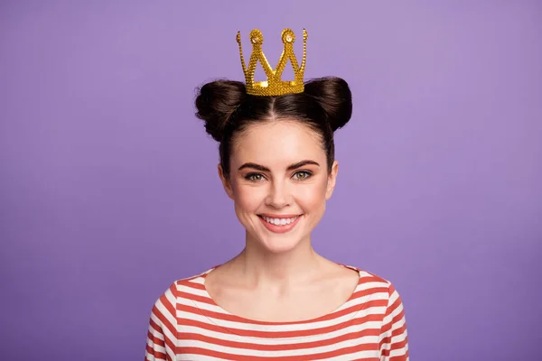 Foto de primer plano de bastante adolescente señora estudiantes reina del baile de graduación buen humor persona famosa desgaste tiara de oro blanco rojo casual rayas camisa aislado pastel púrpura color fondo —  Fotos de Stock