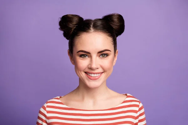 Close-up foto van mooie brunette dame tiener twee schattige broodjes goed humeur stralen tanden glimlach dragen wit rood casual gestreept shirt geïsoleerd paars pastel kleur achtergrond — Stockfoto