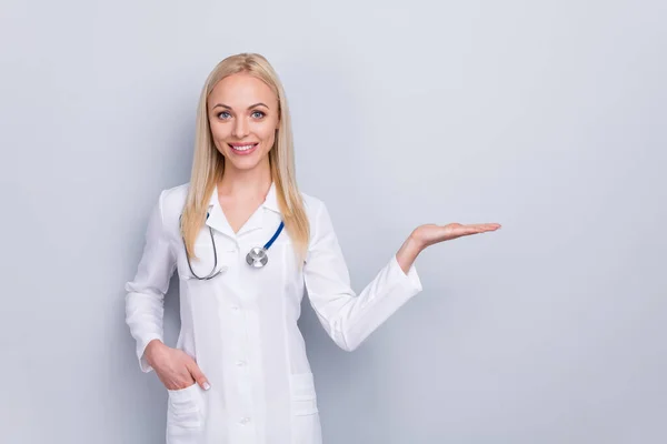 Retrato dela ela agradável atraente muito confiante alegre menina terapeuta médica alegre demonstrando segurando em conselhos de palma anúncio espaço terapia cópia isolado em fundo de cor pastel cinza — Fotografia de Stock