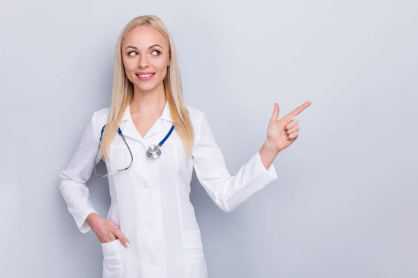 Portret jej miła atrakcyjna dziewczyna medyk terapeuta specjalista stetoskop demonstrujące porady reklama reklama kopia przestrzeń rozwiązanie terapii izolowane na szarym pastelowym tle — Zdjęcie stockowe
