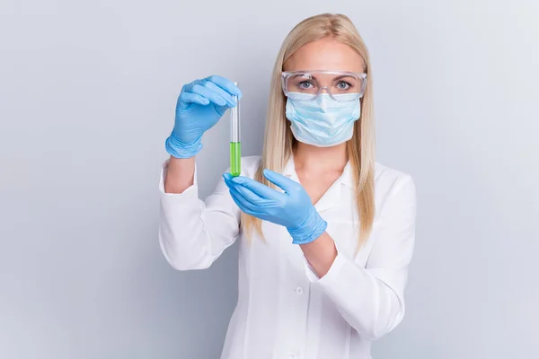 Close-up retrato dela ela agradável atraente menina experiente médico anestesista epidemia pandemia segurando em mãos bulbo remédio cura analisando resultado teste isolado no fundo cor pastel cinza — Fotografia de Stock