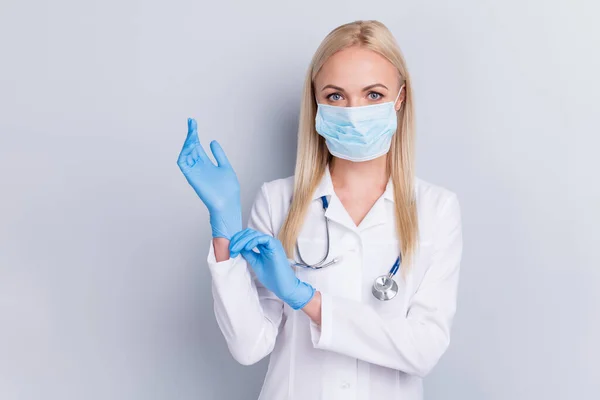 Close-up portret ładne atrakcyjne blondynka dziewczyna ratownik chirurg medyk ekspert specjalista asystent phonendoscope stetoskop wprowadzenie gumowe rękawice na izolowane na szarym pastelowym tle kolor — Zdjęcie stockowe