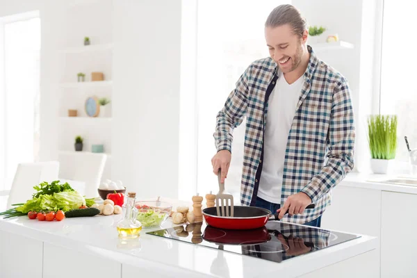 Matlagning veggie skålen dag. Positiv man kille förbereda välsmakande familj måltid morgon frukost steka mat pan njuta av slitage casual rutig rutig skjorta i huset inomhus kök — Stockfoto