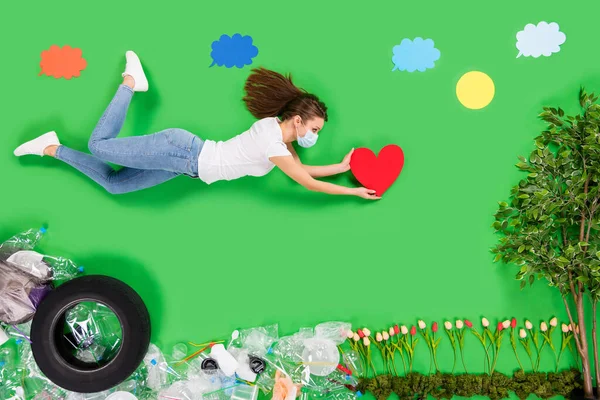 Comprimento total alto ângulo plana leigos foto ativista senhora crescer flores cuidar natureza tratamento cardíaco sorte plástico desgaste máscara respirar poluído ar poupança plantas isolado verde cor fundo — Fotografia de Stock