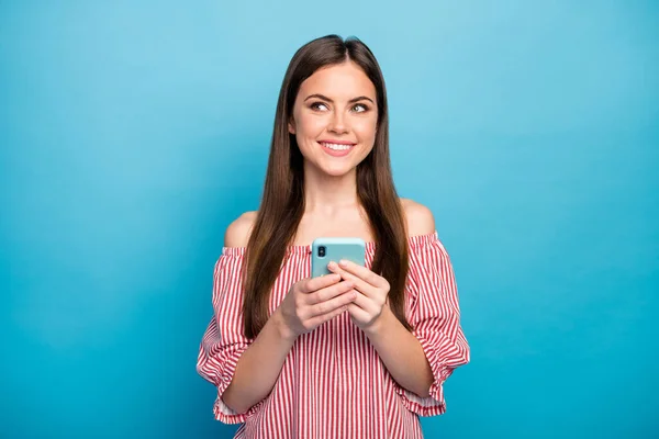 Κοντινό πλάνο πορτρέτο του αυτή ωραία ελκυστική χαρούμενη χαρούμενη χαρούμενα καστανά μαλλιά κορίτσι χρησιμοποιώντας την περιήγηση συσκευή νέο πρόγραμμα 5g start-up freelance απομονωμένη πάνω από φωτεινό έντονο έντονο μπλε χρώμα φόντο — Φωτογραφία Αρχείου
