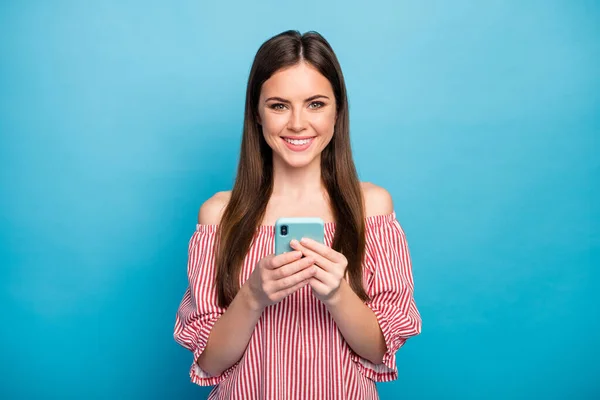 Detailní záběr portrét ji hezká atraktivní veselá radost hnědovlasá dívka pomocí digitálního zařízení gadget vyhledávání média izolované přes jasný živý lesk pulzující modrá barva pozadí — Stock fotografie