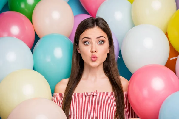 Gros plan portrait d'elle elle belle jolie jolie drôle gaie gaie gaie fille aux cheveux longs envoyant baiser d'air parmi la boule d'air coloré isolé sur brillant vif fond de couleur bleue vibrante — Photo