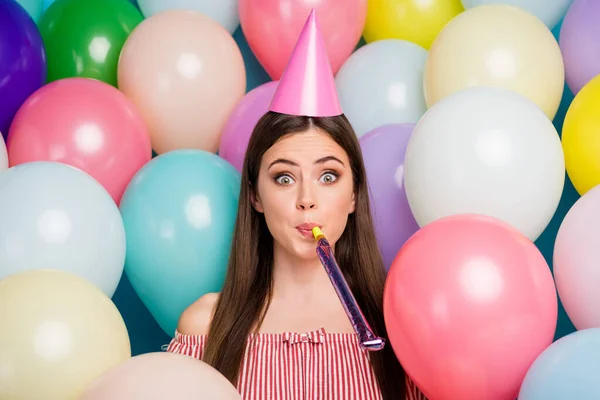 Close-up portret van haar ze mooi aantrekkelijk mooi verbaasd grappig meisjesachtig vrolijk vrolijk langharig meisje blazen feestelijk fluitje hebben plezier tussen vele kleurrijke lucht ballen — Stockfoto