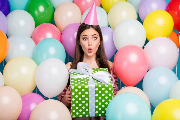 Gros plan portrait d'elle elle belle jolie jolie charmante étonnante joyeuse gaie fille aux cheveux longs tenant dans les mains des lèvres pout cadeau parmi de nombreuses boules d'air colorées — Photo