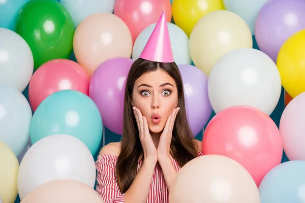 Close-up portret van haar ze mooi aantrekkelijk mooi vrij charmant winsome verbaasd grappig blij meisjesachtig vrolijk vrolijk langharig meisje pruillip geweldig cadeau tussen kleurrijke lucht ballen — Stockfoto