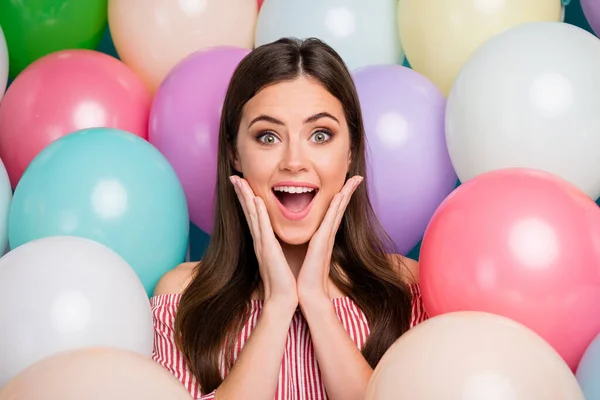 Close-up portret van haar ze mooi aantrekkelijk mooi schattig verbaasd enthousiast vrolijk vrolijk langharig meisje hebben plezier tussen kleurrijke lucht ballen genieten van geweldige tijd — Stockfoto