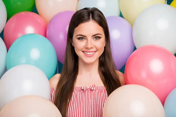 Gros plan portrait d'elle elle belle jolie douce winsome mignon gai gai fille aux cheveux longs parmi les boules d'air colorées profitant jour de fête félicitations — Photo