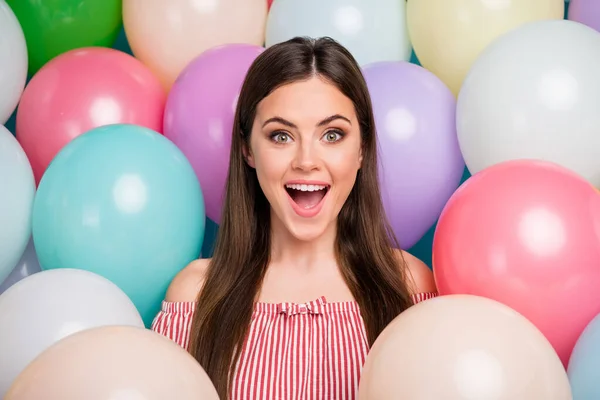 Close-up portret van haar ze mooi uitziende aantrekkelijke mooie vrolijke vrolijke langharige tiener meisje hebben plezier tussen kleurrijke lucht ballen genieten van feestelijke dag goed humeur — Stockfoto