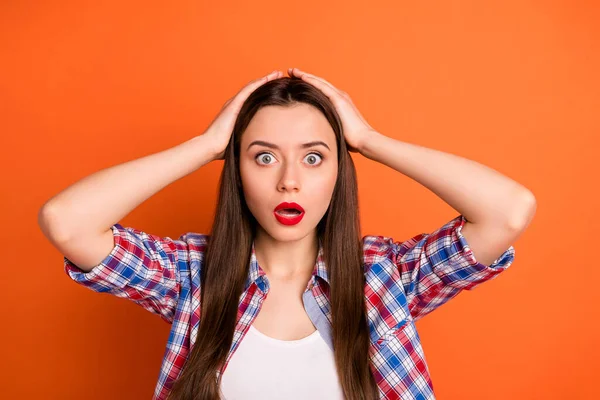 Retrato de asombrada chica sorprendida escuchar maravilla horrible covid-29 novedad impresionado toque manos cabeza no puede creer desgaste buen traje de aspecto aislado sobre fondo de color vibrante —  Fotos de Stock