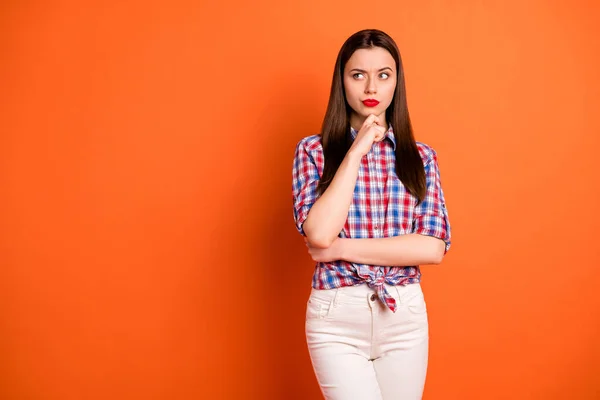 Retrato de mentalidad pensativa chica toque dedo barbilla mirada copyspace pensar pensamientos tratar de encontrar difícil pregunta respuesta usar pantalones aislados sobre fondo de color brillante —  Fotos de Stock