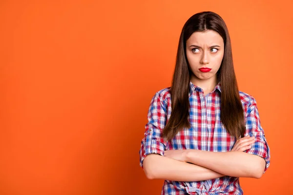 Porträtt frustrerad irriterad flicka har skandal med sin pojkvän ser copyspace kors händer börja gråta bära snygga kläder isolerade över levande färg bakgrund — Stockfoto