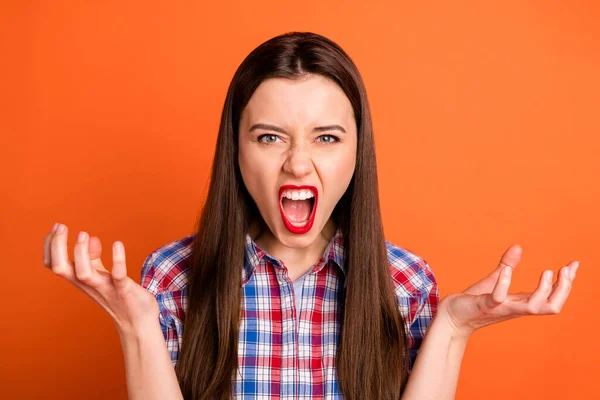 Retrato de menina irritada frustrada têm discordância mal-entendido com seu namorado levantar os dedos garras gritar desgaste boa aparência roupas isoladas sobre brilho cor fundo — Fotografia de Stock