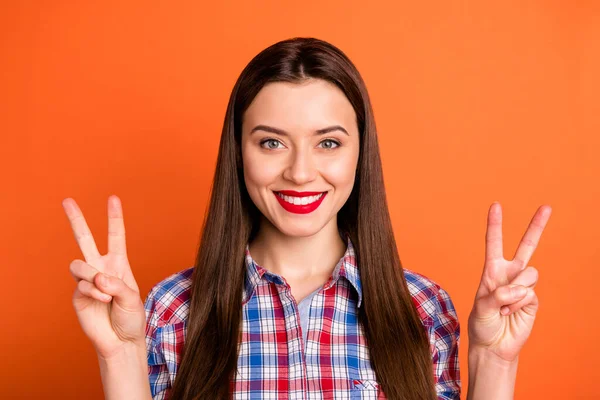 Retrato de encantadora chica cool disfrutar de vacaciones de fin de semana de primavera hacer v-signo de desgaste buen aspecto traje comprobado aislado sobre brillo color fondo — Foto de Stock