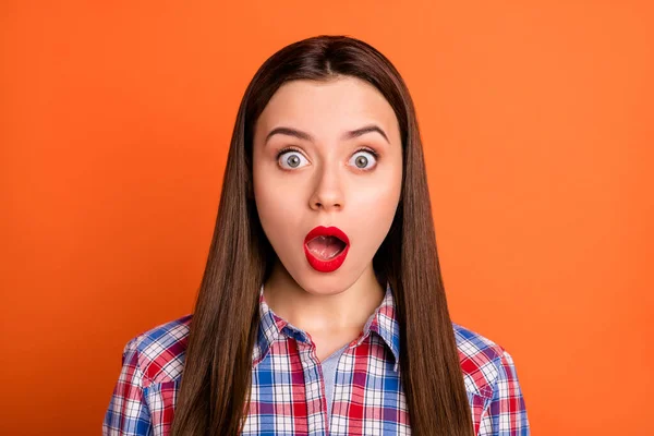 Closeup foto de senhora atraente brilhante vermelho pomade boca aberta mau humor stupor não acreditar olhos épico falhar usar casual xadrez camisa isolado vibrante cor laranja fundo — Fotografia de Stock