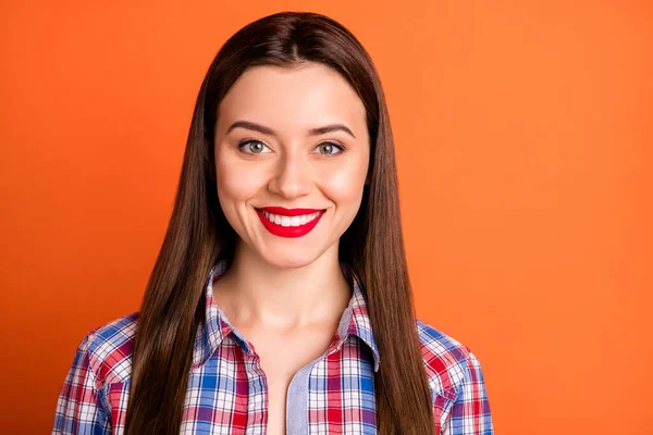 Çekici bir bayanın yakın plan fotoğrafı güzel ruh hali parlak kırmızı pofuduk dişlek beyaz gülümseme uzun düz saç günlük ekose gömlek giyin izole turuncu arka plan — Stok fotoğraf