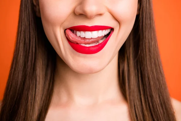 Beschnitten Nahaufnahme Foto von positiven charmanten süßen schönen Mädchen lecken ihre Lippen anziehen Kerl isoliert über lebendigen Farbhintergrund — Stockfoto