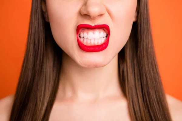 Κοντινό πλάνο περικοπή φωτογραφία του ελκυστική κυρία χαμογελώντας δόντια φωτεινό κόκκινο pomade εκπληκτικό χαμόγελο διασημότητα μισό πρόσωπο οδοντιατρική έννοια απομονωμένη ζωντανή πορτοκαλί χρώμα φόντο — Φωτογραφία Αρχείου