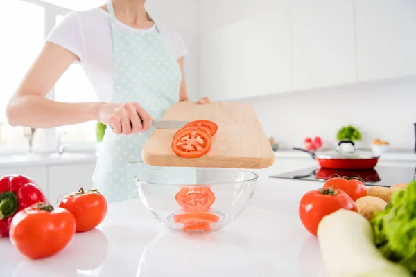 토마토 나이프 조각을 들고 있는 주부의 팔을 찢은 사진은 야채 샐러드 재료를 넣어 아침 요리를 즐기고 있다. — 스톡 사진