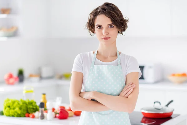 腕を組んでいる美しいボブドヘアの主婦の写真は、朝の料理を楽しんでいますおいしいディナーファミリーミーティングウェアエプロンTシャツスタンドモダンなキッチン屋内 — ストック写真