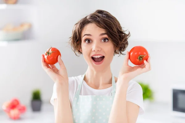 Çekici, komik ev kadınının kollarında iki büyük domates keyfi sabah yemeğinin tadını çıkarın. — Stok fotoğraf