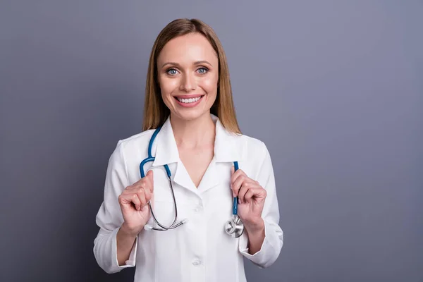 Nahaufnahme Porträt von ihr sie schön attraktiv fröhlich freundlich blonde Mädchen qualifizierte erfahrene Doc Chefarzt Kinderarzt isoliert über grau violett pastellfarbenen Hintergrund — Stockfoto