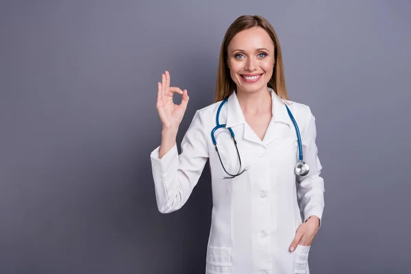 Porträt von ihr sie schön attraktiv fröhlich fröhlich blonde Mädchen doc Therapeut medizinischen Besuch Patient medicare zeigt ok-Zeichen isoliert über grau violett pastellfarbenen Hintergrund — Stockfoto