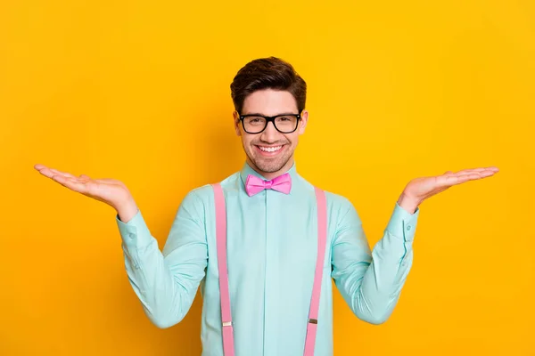 Retrato de chico alegre positivo cogido de la mano demostrar anuncios promo feedback recomendar sugerir ropa de buen aspecto selecto aislado sobre brillo color fondo — Foto de Stock