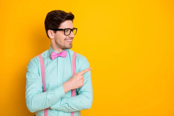 긍정적 인 남자 표시 핑거 핑거 복사 공간 표시 광고 프로모션은 밝은 색 배경에 분리 된 스타일의 스타일링 드레스를 선택하는 것을 추천 한다 — 스톡 사진