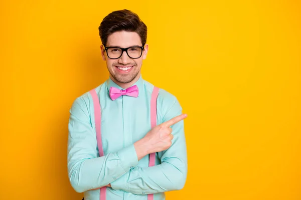 Retrato de homem alegre positivo ponto indicador dedo forma direta anúncios promoção sugerem selecionar desgaste bom look roupa isolada sobre brilho cor fundo — Fotografia de Stock