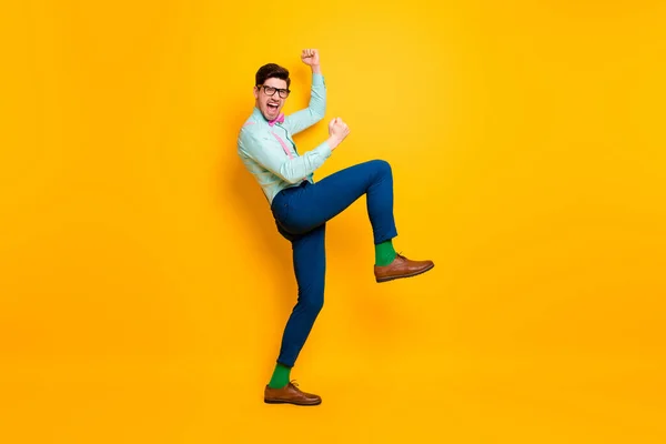 Full body profil zdjęcie przystojny cool podekscytowany facet kwarantanna finish wzrost pięści gotowy strona świąteczny nastrój nosić specyfikacje koszulka szelki muszka spodnie buty odizolowany żółty kolor tło — Zdjęcie stockowe