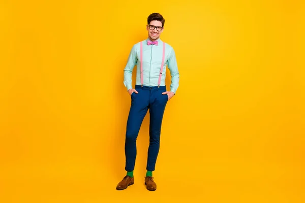 Полноразмерное фото потрясающего содержания мужчина наслаждается летним отпуском, надевая стильные ботинки с галстуком, изолированные на ярком светящемся цветовом фоне — стоковое фото
